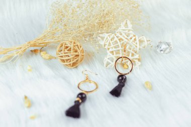 Bu küpeler bizim tarafımızdan yapılmış. Siyah püsküllü dekorasyon. Asillik ve zemin. Küpeler metalden yapılmış ve rengi de altın renginde..