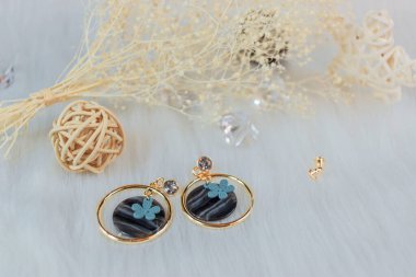 Elmas küpelerde başka süsler de var. Rattan dekorasyonları.