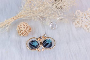 Rattan süsleri ve kurutulmuş buketler. Kendi yaptığım taş küpeler. Üzerinde elmaslar var.