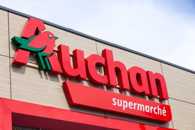 France Lyon 2019-06-18 Auchan süpermarket logosu. Auchan bir Fren.