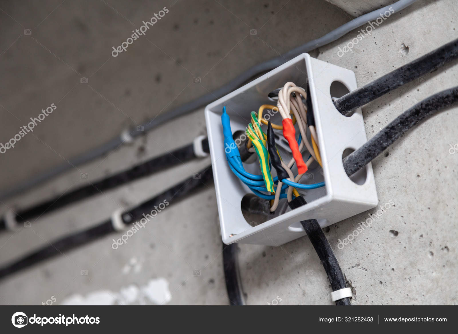 Techo tendido por cable. Cables eléctricos en la pared. Cambio de