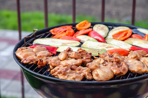 Assortment of fresh healthy colored vegetables, chicken meat gri — Stock Photo, Image