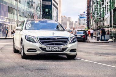 Rusya Moskova 2019-06-17 Beyaz iş Mercedes Mercedes 'i sınıfı S600 yolda, önde, hareket halinde.