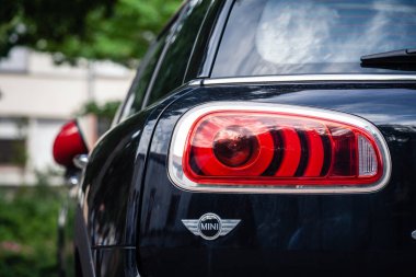 France Beaune 2019-06-19 Kapanış kırmızı far Mini Cooper 'ın yeni koyu mavi arabası sokağa park ediyor. Arkadan bak. Avrupa 'da konsept seyahatler kompleks modayla yapılır