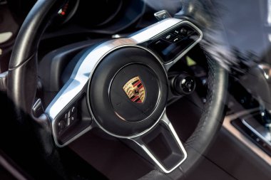 Rusya Kemerovo 2019-08-31 özel araba, Porsche Macan 'ın iç kuaförü. Logolu siyah direksiyon