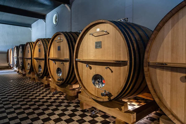 Francie Lyon 2019-06-21 zásobník dřevěných sudů, stárnutí, fermentat — Stock fotografie