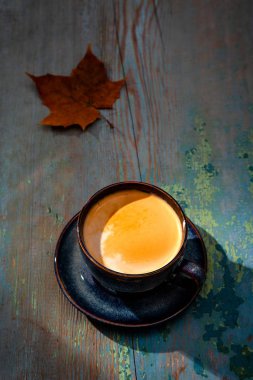 Düz kapuçino ya da köpüklü latte, mavi kahve fincanı.