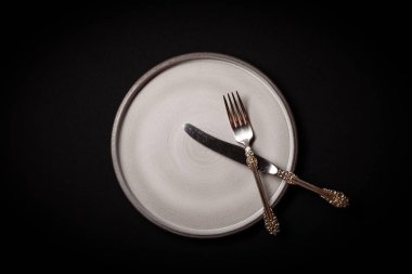 Kapalı yuvarlak gri seramik plaka siyah arkaplan, vint