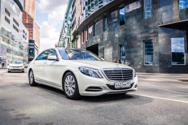 Rusya Moskova 2019-06-17 Beyaz iş Mercedes Mercedes 'i sınıfı S600 yolda, önde, hareket halinde.