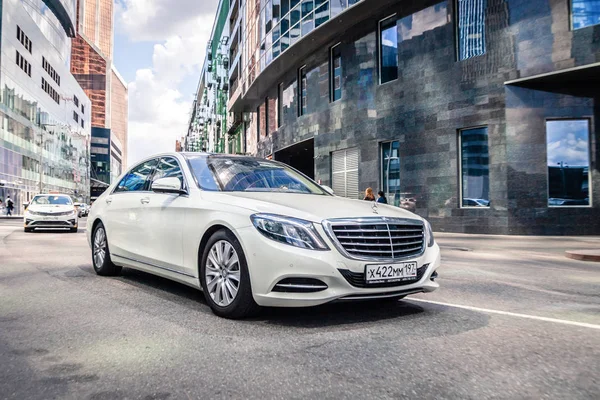 Rosja Moskwa 2019-06-17 Biały nowy biznes Mercedes Benz s class s600 poruszający się po ulicy, widok z przodu, samochód w ruchu — Zdjęcie stockowe