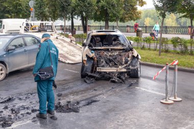 Kemerovo 2019-09-16 adli tıp uzmanları, polis, acil servis teftişi, terk edilmiş beyaz araba Infiniti Fx50 uzmanlığı yandı. Kavram kundaklama, suç, teşebbüs, terör saldırısı