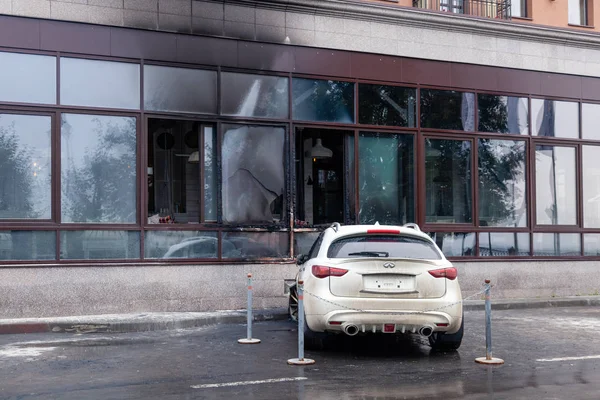 Kemerovo 2019-09-16 Carro branco Infiniti FX50S queimado, estacionado ao ar livre perto do edifício, janelas fumadas rachadas de fogo. Capuz cortado, pára-choques, sem pára-brisas, curto-circuito de fiação — Fotografia de Stock