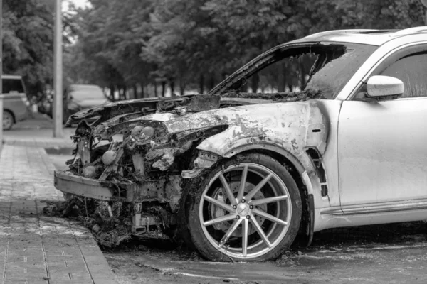 Kemerovo 2019-09-16 Roda de carro branco abandonado, roubado da cidade Infiniti FX50S queimado, de repente começou a engolir todo o carro. Conceito fogo posto, crimes, tentativa, ataque terrorista, motim, emergência — Fotografia de Stock