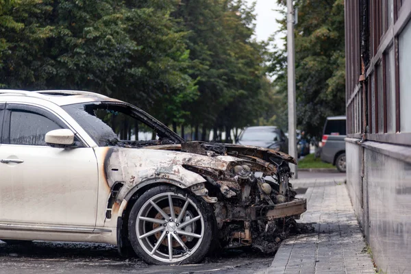 Kemerovo 2019-09-16 Roda de carro branco abandonado, roubado da cidade Infiniti FX50S queimado, de repente começou a engolir todo o carro. Conceito fogo posto, crimes, tentativa, ataque terrorista, motim, emergência — Fotografia de Stock