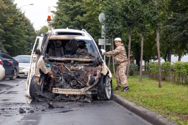 Kemerovo 2019-09-16 White terk edilmiş, çalıntı şehir arabası Infiniti Fx50 'lerin yakıldığı yer boşaltıldı. Kundaklama, suç, teşebbüs, terörist saldırı, acil durum, yanma, tamir hatası, devre kablosu