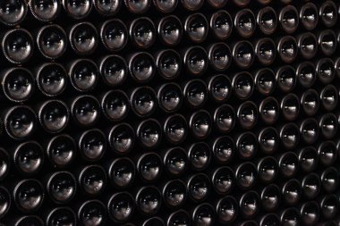 Ro 'daki eski siyah tozlu şarap şişelerinin dibindeki yakın çekim desenleri.