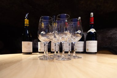 Fransa Burgundy 2019-06-19 degustation grand, şarap imalathanesi Joseph Drouhin 'in ilk cru' su. Chardonnay, Pinot Noir, Chablis, Volnay, Corton, Beaune, Gervrey, Puligny Montrachet, mantar, tirbuşon, şarap kadehi.