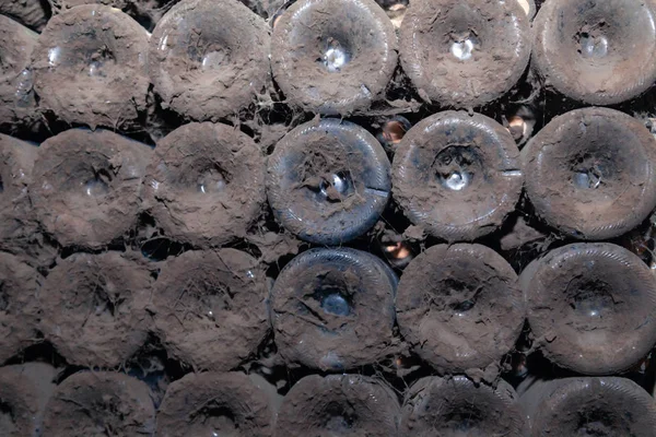 Closeup patroon van bodem van oude donkere stoffige wijnflessen in ro — Stockfoto
