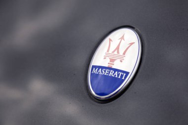 2019-05-13 Rusya Kemerovo Kapalı Zıpkın Maserati araba şirketinin logosu. İtalyan lüks araç üreticisinin logosu.