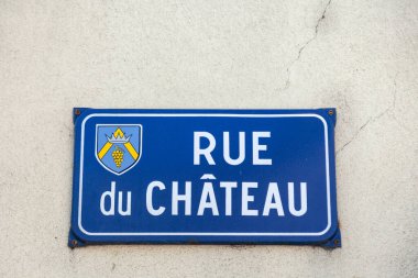 France Beaune 2019-06-20 Closeup otantik vintage çelik veya metal French sokak plakası, Fransızca metin - Rue de Chateau vintage duvar. İngilizce çeviri: Castle Caddesi
