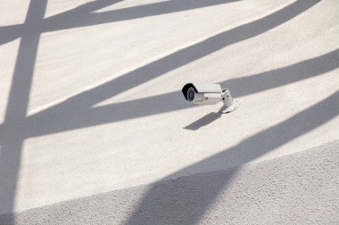 Güvenlik kamerası. Duvarda modern bir kamera var. İzleme ve izleme kavramı.