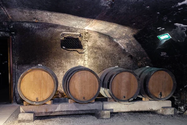 Fából készült óriási tölgyfahordók sorba rakva. Öregedés, erjedés, tárolás a régi borospincében. Koncepció sommelier utazás, kirándulás a Bourgogne borászat, hordó, borkészítési folyamat, bor szerető utazás — Stock Fotó