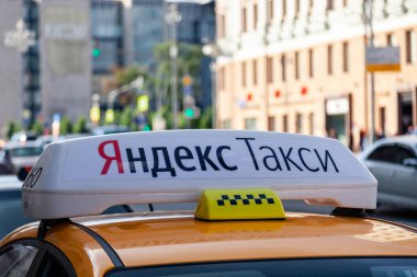 Rusya Moskova 2019-06-17 Yandex Taksi. Arabanın çatısında logolu kimlik ışıkları var..