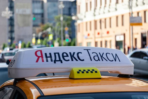 Rusko Moskva 2019-06-17 Yandex Taxi. Identifikační světla na střeše vozu s logem. — Stock fotografie