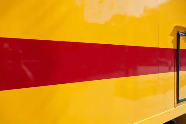 가로줄에 빨간 줄무늬가 있는 노란 비상 차량의 근접 사진. 비문을 위한 빈 공간, 복사 공간, 텍스트를 위한 장소, 사이드 뷰 — 스톡 사진