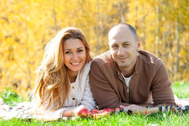 Sonbahar orman parkında piknik yapan mutlu çift.