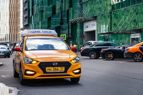 Rusko Moskva 2019-06-17 Yandex Taxi žlutý vůz Hyundai s identifikačními světly na střeše vozu s logem — Stock fotografie
