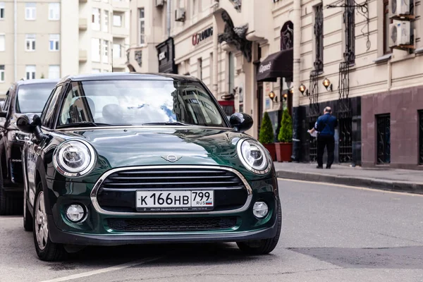 Rusko Moskva 2019-06-17 Zelené auto Mini Cooper je zaparkované na ulici evropského města. Koncept cestování v Evropě společně na kompaktní módní auto. — Stock fotografie