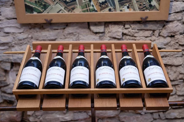 Frankrike Bourgogne 2019-06-19. Vinflaskor i linje på trä rack — Stockfoto
