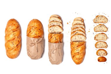 Beyaz yüzeyde tahıl ekmeği farklı kesimi