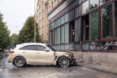 Kemerovo 2019-09-16 yanan beyaz araba Infiniti Fx50 'ler