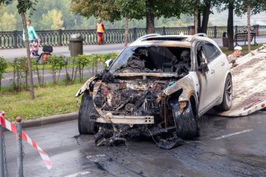 Kemerovo 2019-09-16 Tahliye aracı Infiniti Fx50 'leri yaktı