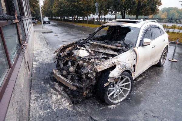 Kemerovo 2019-09-16 Carro branco queimado Infiniti FX50S — Fotografia de Stock