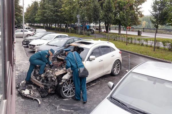 Kemerovo 2019-09-16 Carro branco queimado Infiniti FX50S e serviço rodoviário — Fotografia de Stock