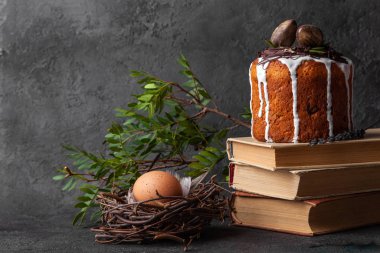 Fırında Paskalya pastası, siyah arka planda yumurta.