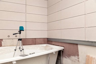 Banyo içi onarım, duvarlara fayanslar döşemek.