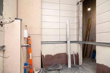 Banyo içi, onarım, duvarlarda fayans, kirli yüzey.