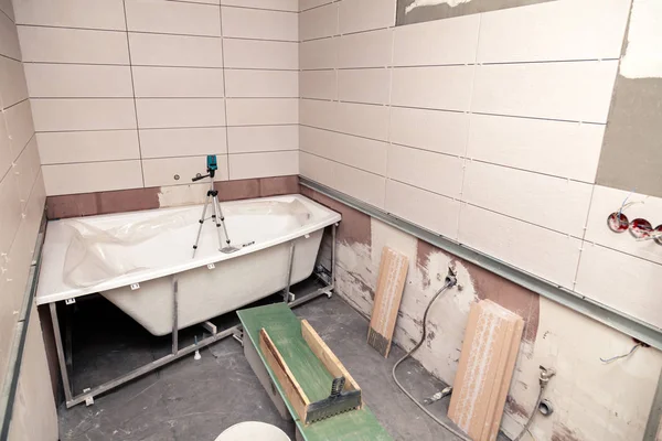Badkamer interieur reparatie, het leggen van tegels op muren — Stockfoto