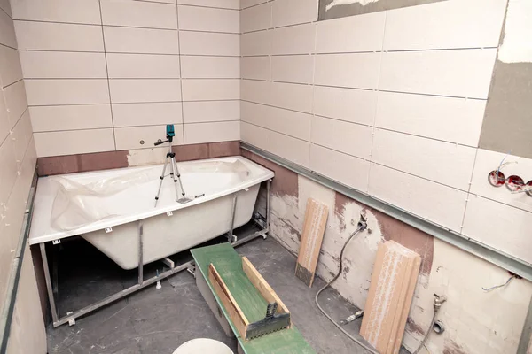 Banyo içi onarım, duvarlara fayanslar döşemek.