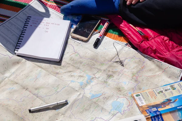 Μογγολία Ulgii 2019-05-03 travelers planning trip, showing destination on map, guide book, ταξιδιωτικές σημειώσεις. Concept globetrotters αναζήτηση τοποθεσίας, κάνουν το σχέδιο, σχέδιο διαδρομή με δείκτη, κορυφαία προβολή και τα χέρια. — Φωτογραφία Αρχείου