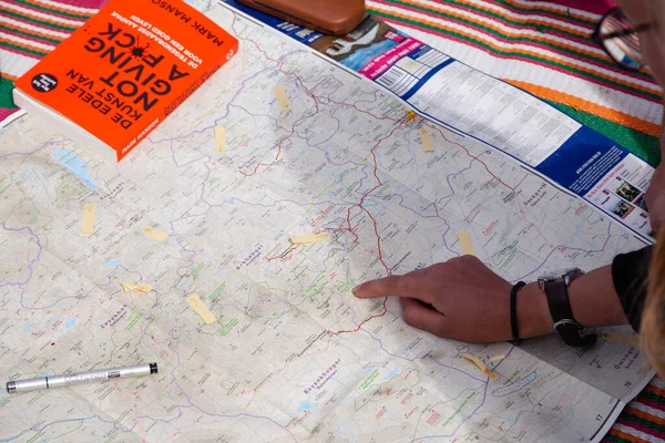 Moğolistan Ulgii 2019-05-03 gezi planlayan gezginler haritada, rehberde, seyahat notlarında hedeflerini gösteriyorlar. Konsept globetrotters konum arama, plan yapmak, işaretleyici, üst görünüm ve eller rota çizmek. — Stok fotoğraf