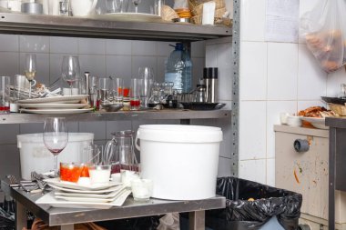 Mutfak kirli bulaşık, çanak çömlek, sofra takımı ile dolu.