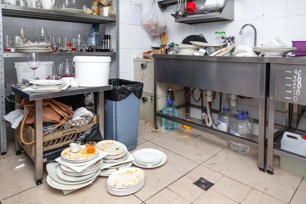 Metal sink full of dirty dishes, crockery, tableware — Stock Photo, Image