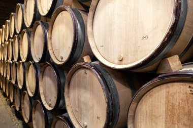 Fransa Burgundy 2019-06-20 Wooden şarap meşe fıçıları şarap mahzeninde istiflendi