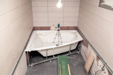 Banyo içi onarım, duvarlara fayanslar döşemek.