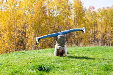 Güz günü egzersiz yapan güzel bir kız.